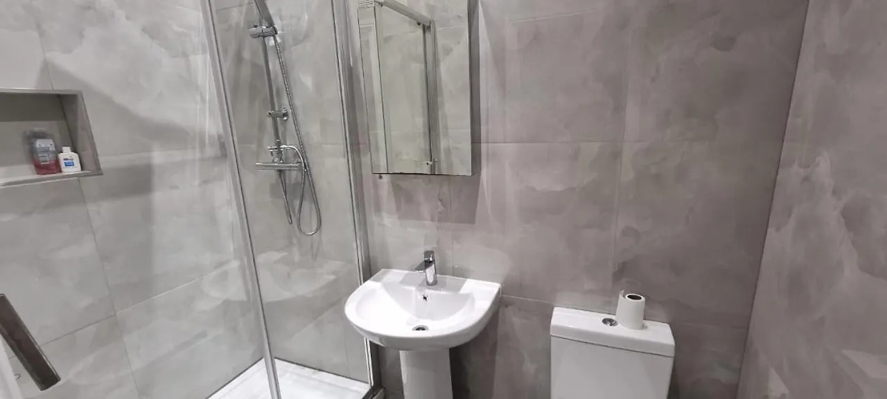 Ilford Towncentre Large Studio Apartment